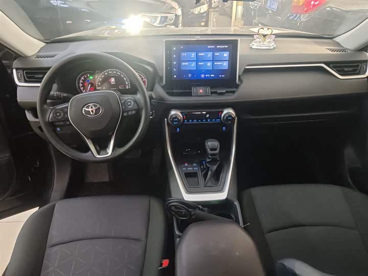 Фото 10 - Toyota RAV4