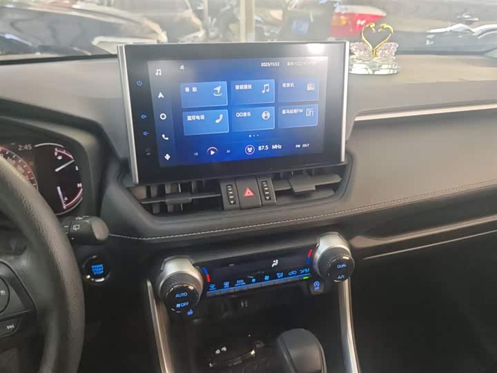 Фото 13 - Toyota RAV4