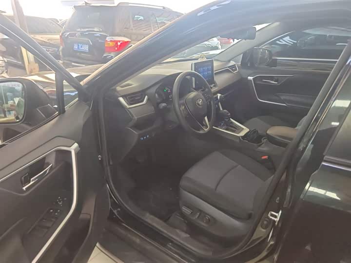 Фото 16 - Toyota RAV4