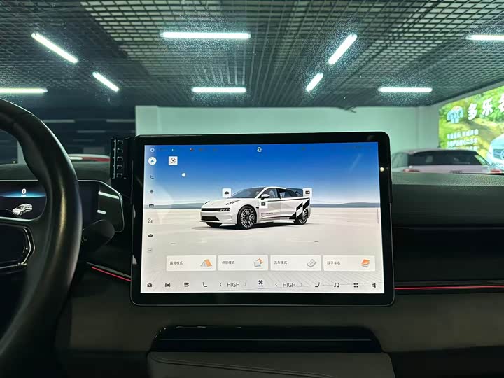 Фото 11 - Zeekr 001