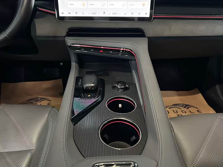 Фото 12 - Zeekr 001