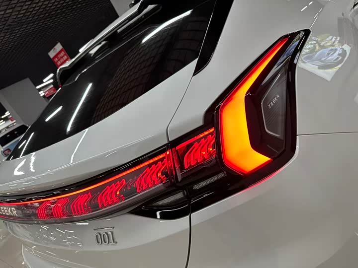 Фото 13 - Zeekr 001