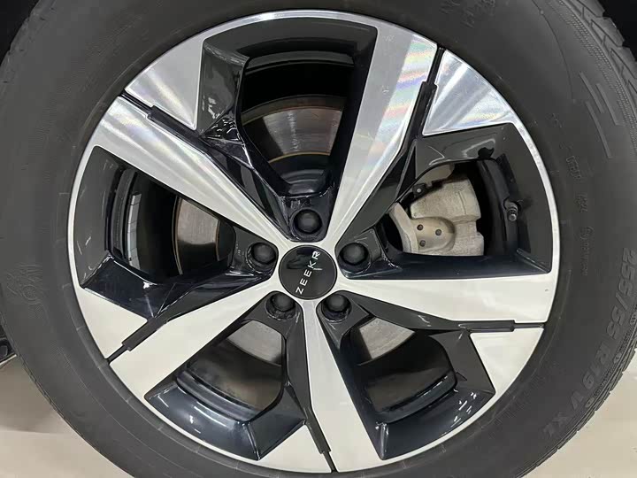 Фото 15 - Zeekr 001