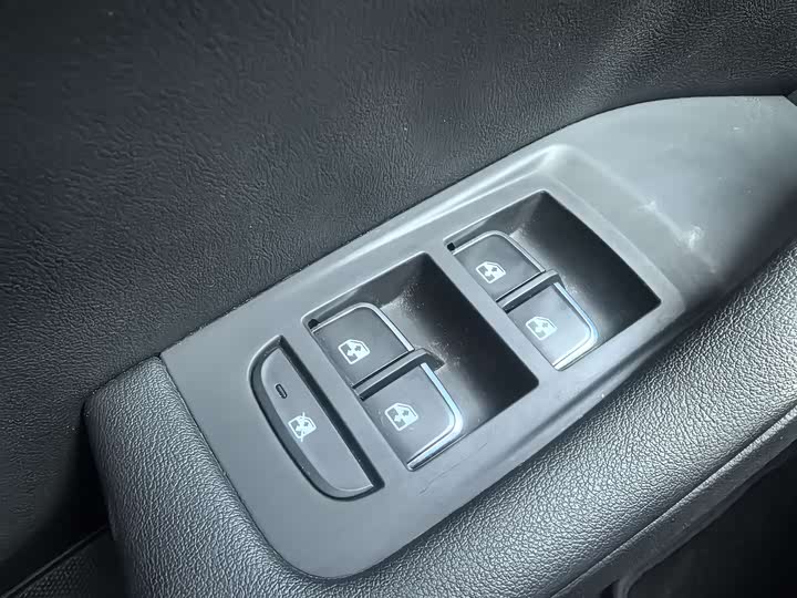 Фото 13 - Hongqi H5