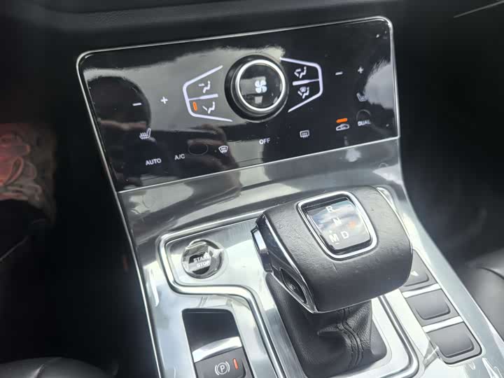 Фото 14 - Hongqi H5