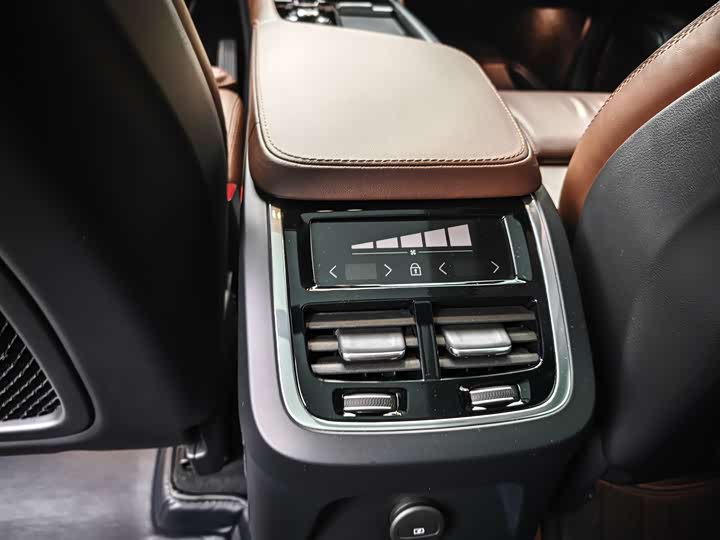 Фото 11 - Volvo XC90 Hybrid