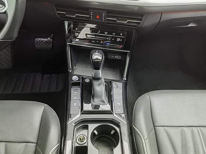 Фото 13 - Volkswagen Passat