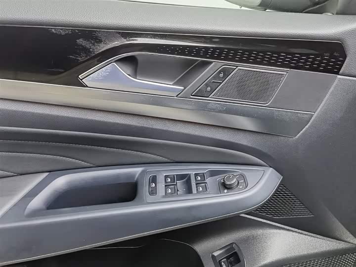 Фото 9 - Volkswagen Passat