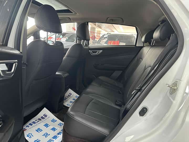 Фото 4 - Geely Vision X3