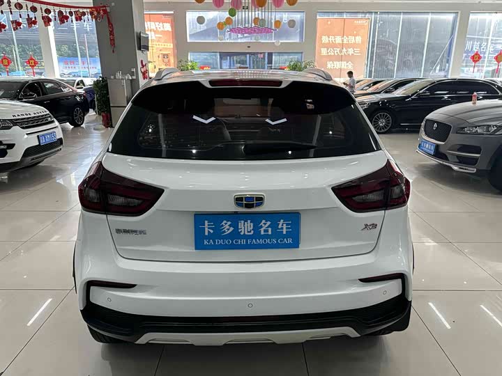 Фото 8 - Geely Vision X3