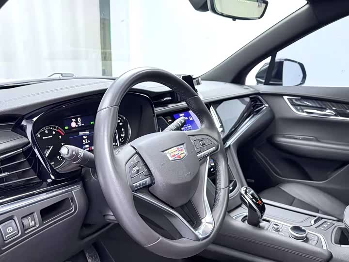 Фото 9 - Cadillac XT6