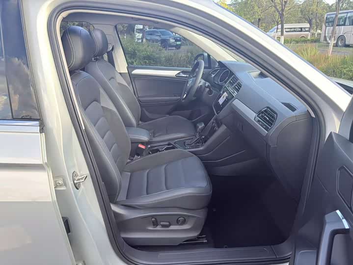 Фото 10 - Volkswagen Tiguan L Pro