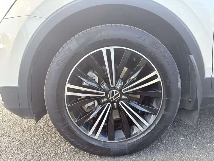 Фото 14 - Volkswagen Tiguan L Pro