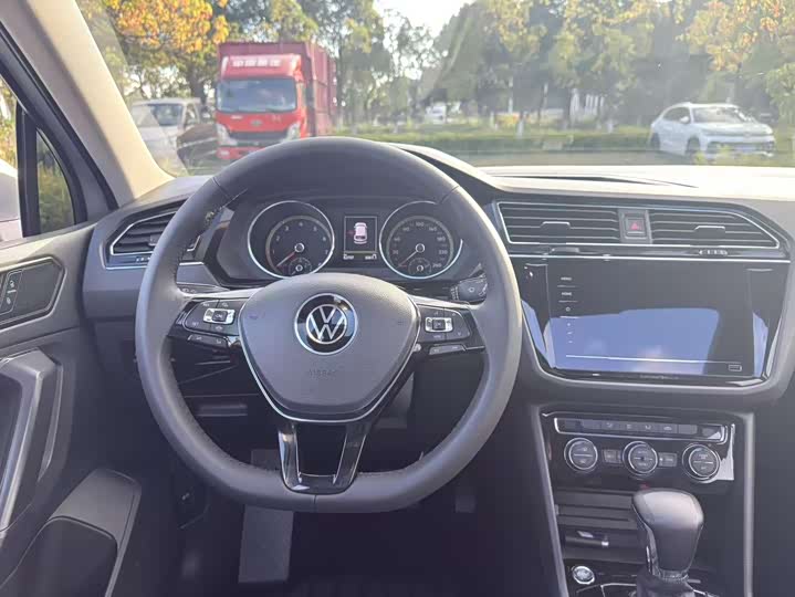 Фото 21 - Volkswagen Tiguan L Pro