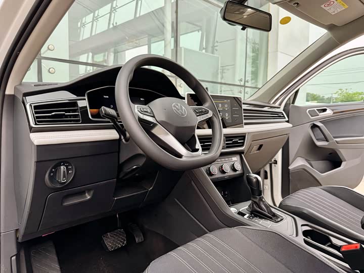 Фото 10 - Volkswagen Tiguan L Pro