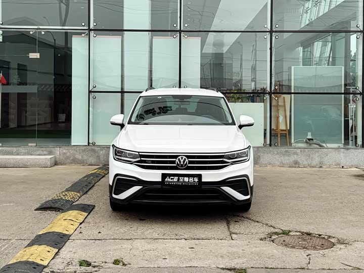 Фото 2 - Volkswagen Tiguan L Pro