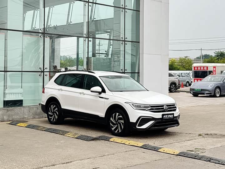 Фото 3 - Volkswagen Tiguan L Pro