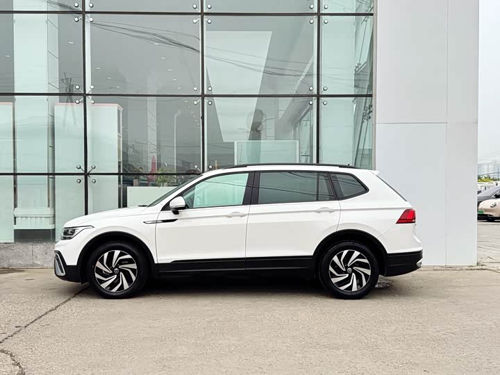Фото 8 - Volkswagen Tiguan L Pro