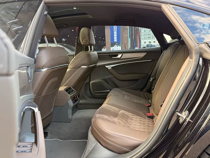 Фото 10 - Audi A7L