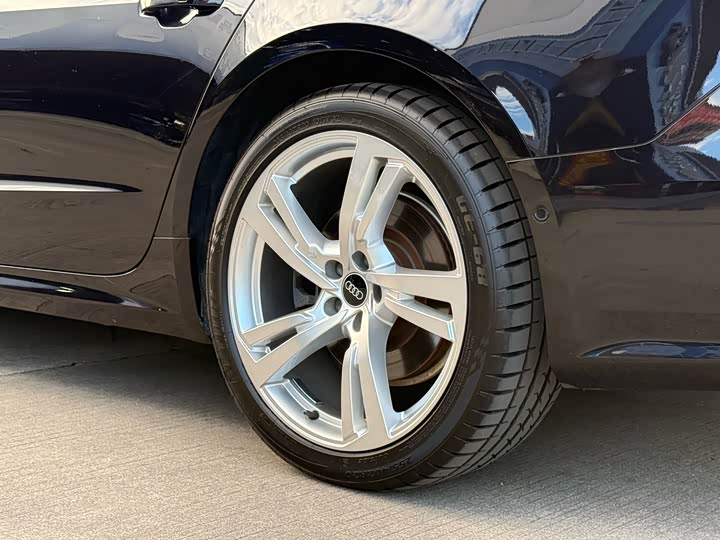 Фото 18 - Audi A7L