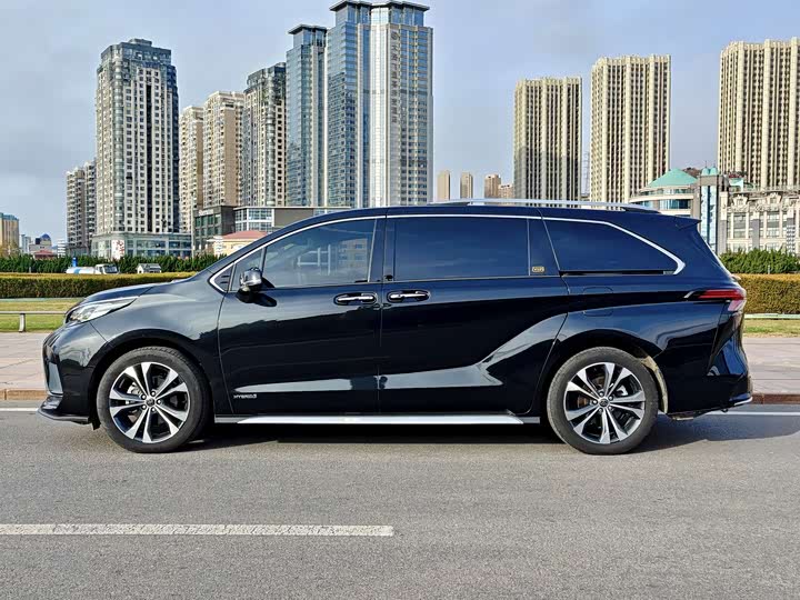 Фото 3 - Toyota Granvia