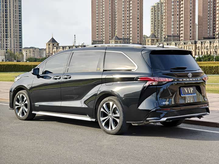 Фото 4 - Toyota Granvia