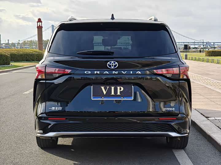 Фото 5 - Toyota Granvia