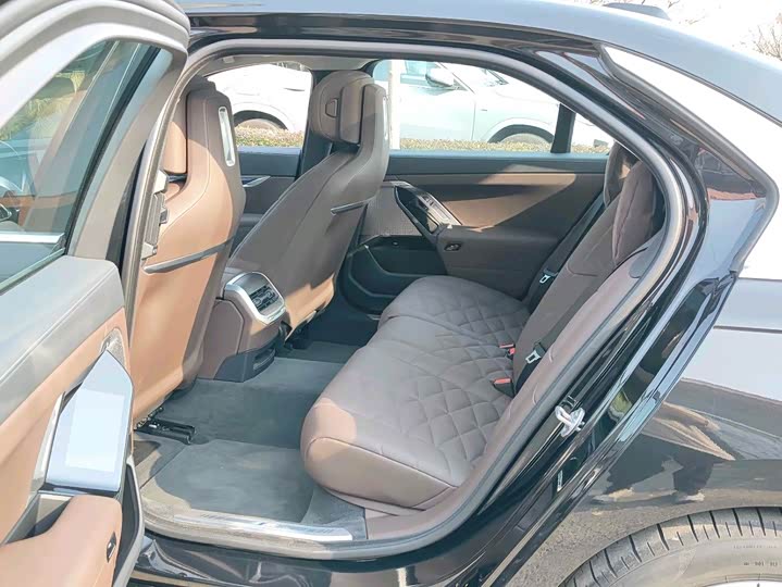 Фото 12 - BMW i7