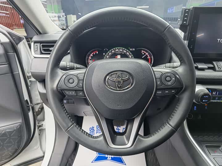 Фото 10 - Toyota RAV4