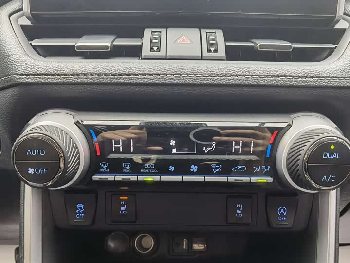 Фото 12 - Toyota RAV4