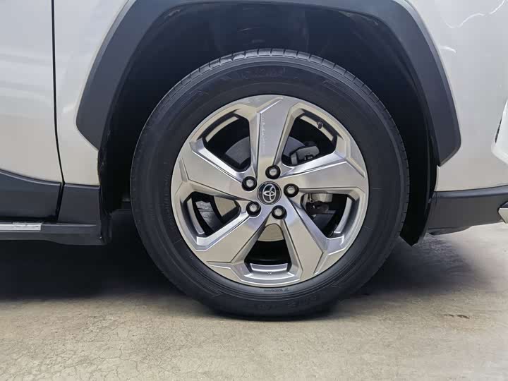 Фото 16 - Toyota RAV4