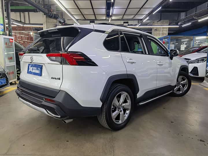 Фото 4 - Toyota RAV4