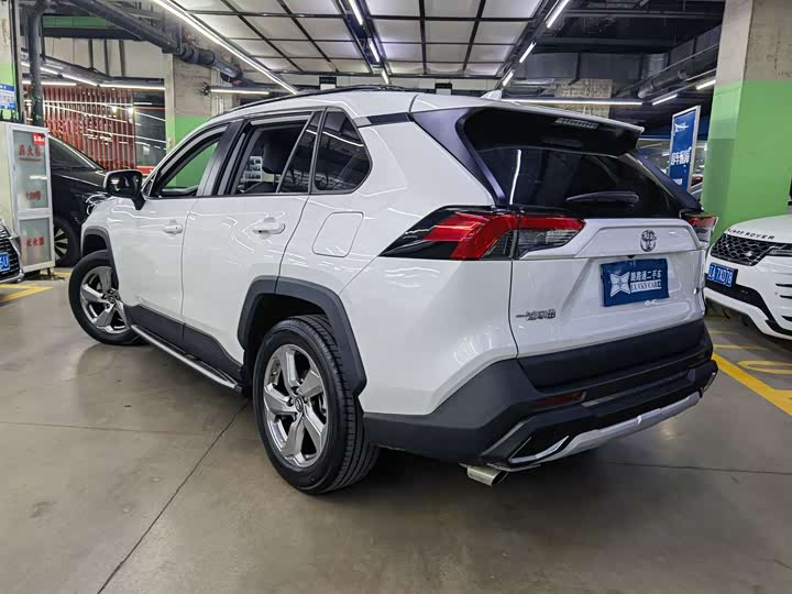 Фото 6 - Toyota RAV4