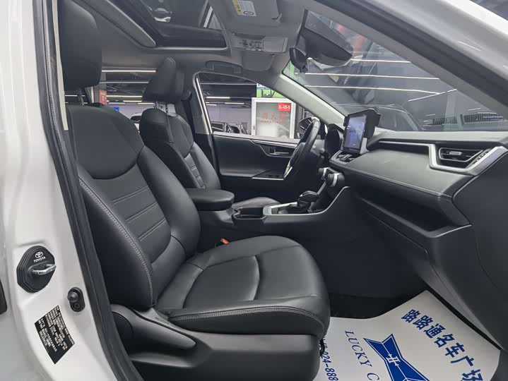 Фото 8 - Toyota RAV4