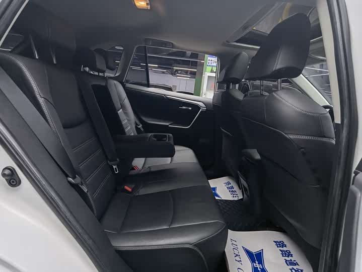 Фото 9 - Toyota RAV4