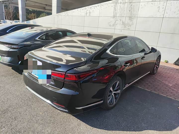 Фото 2 - Lexus LS