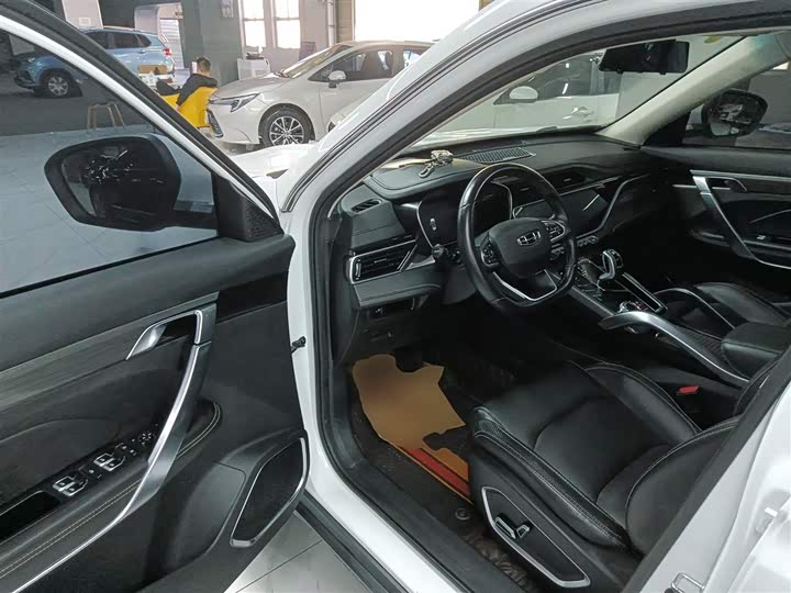 Фото 16 - Geely Atlas