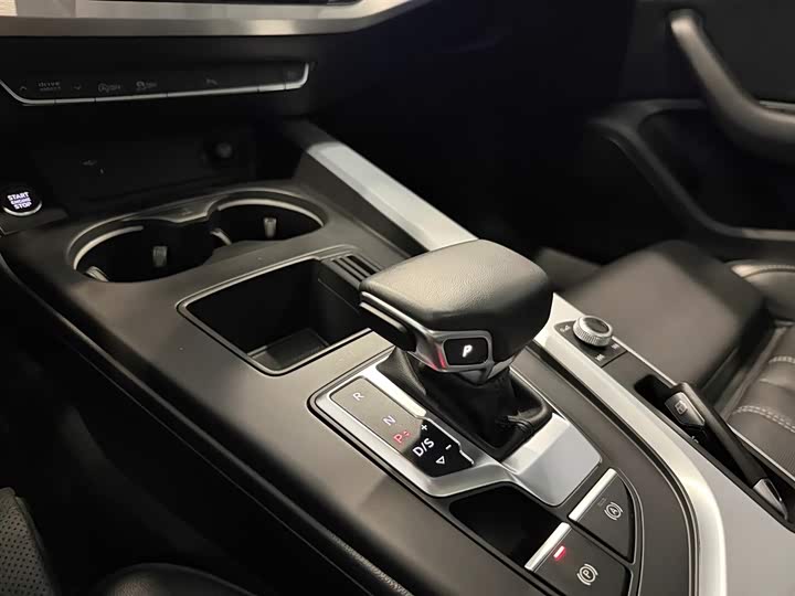 Фото 12 - Audi A4L