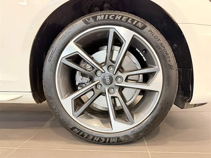 Фото 15 - Audi A4L