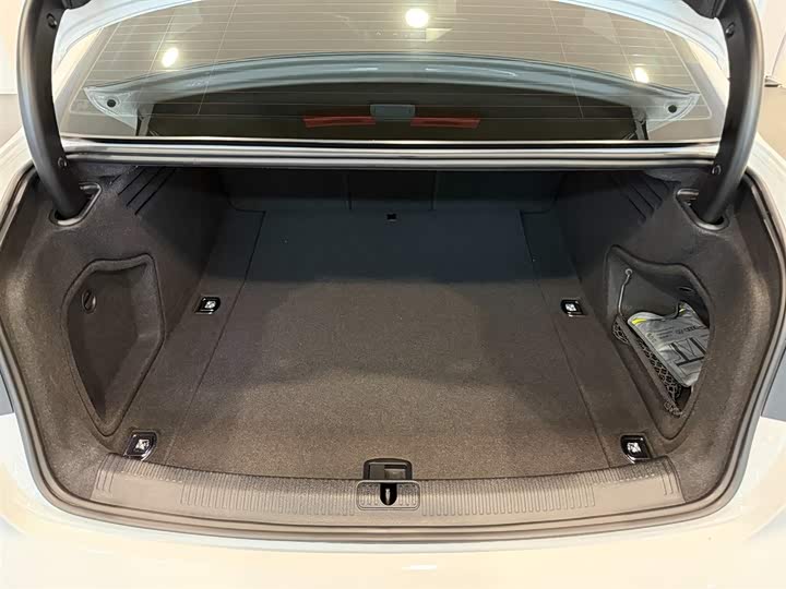 Фото 6 - Audi A4L