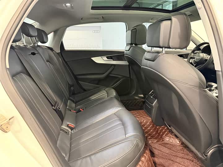 Фото 8 - Audi A4L