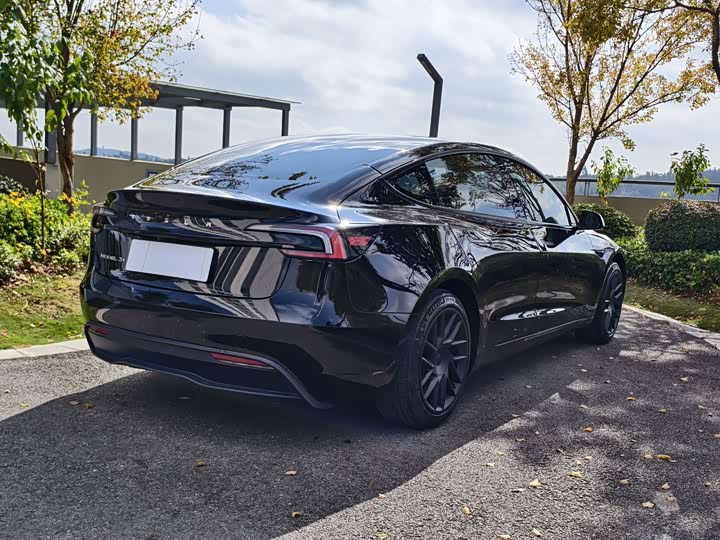 Фото 13 - Tesla Model 3