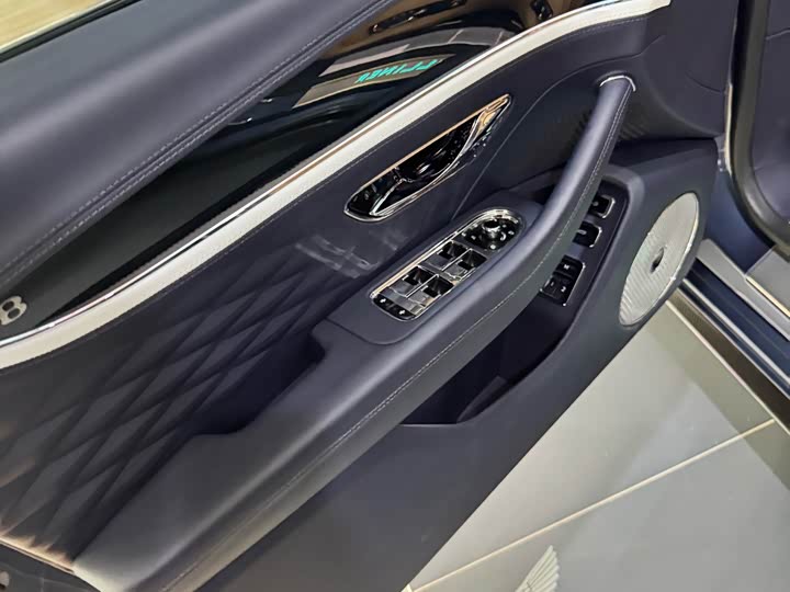 Фото 5 - Bentley Flying Spur Hybrid