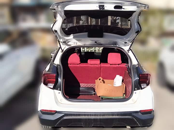 Фото 10 - Toyota Yaris L Hatchback