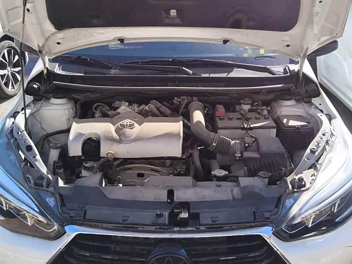 Фото 11 - Toyota Yaris L Hatchback