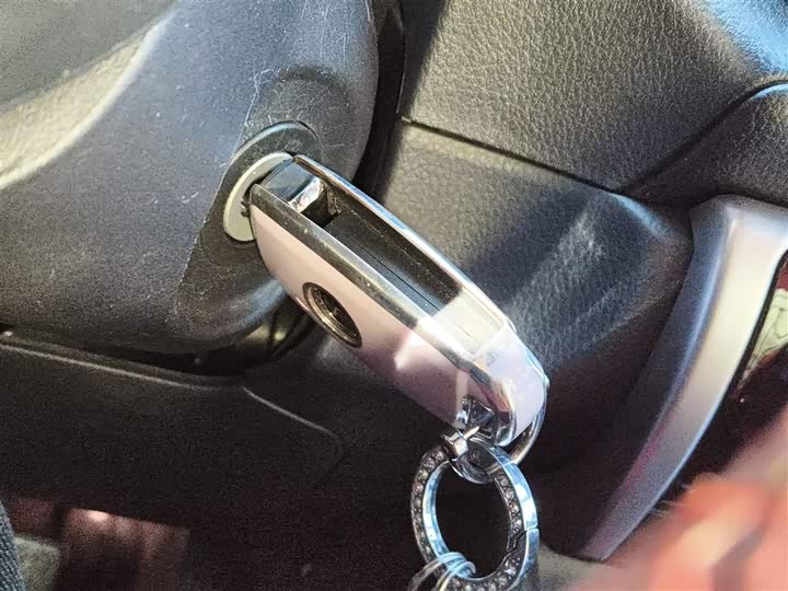 Фото 12 - Toyota Yaris L Hatchback