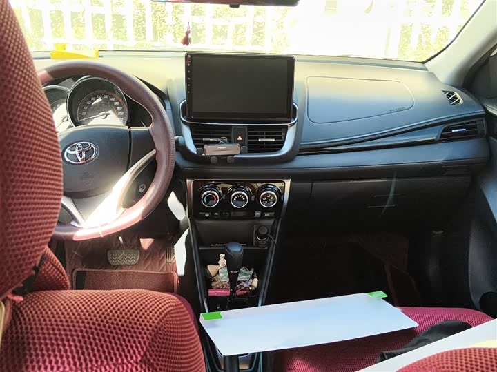 Фото 13 - Toyota Yaris L Hatchback