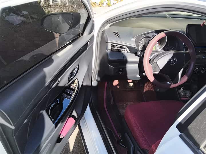 Фото 14 - Toyota Yaris L Hatchback