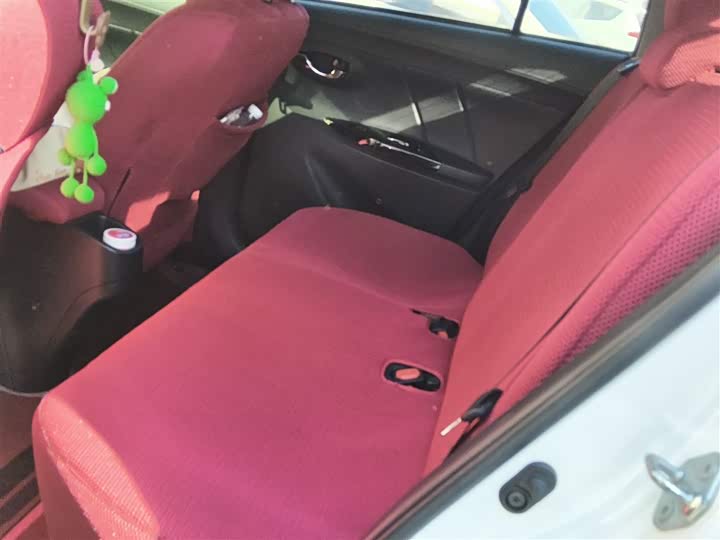 Фото 15 - Toyota Yaris L Hatchback