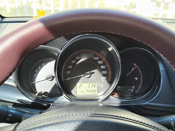 Фото 4 - Toyota Yaris L Hatchback